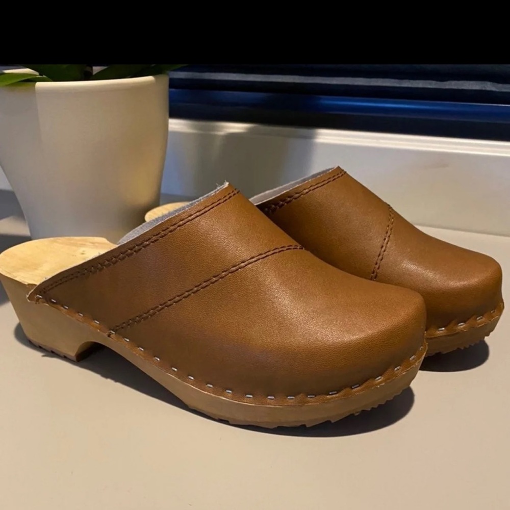 Saddle brown handmade leather clogs